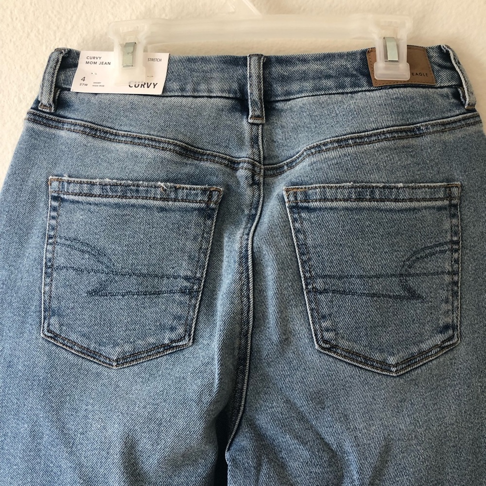 NWT American Eagle Outfitters Curvy Mom Jeans 4 SHORT Light Wash Denim Stretch - Picture 5 of 8